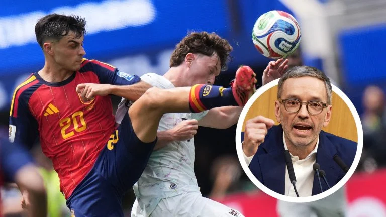 Das Bild zeigt einen Zweikampf zwischen einem spanischen Spieler und einem österreichischen Spieler. Daneben sieht man Herbert Kickl in einem Kreis.