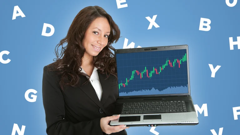 Das Bild zeigt eine Business-Frau mit einem Laptop. Auf dem Bildschirm sieht man ein Candle-Bar-Chart.