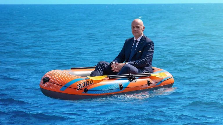 Das Bild zeigt Infantino auf offener See in einem kleinen Schlauchboot.