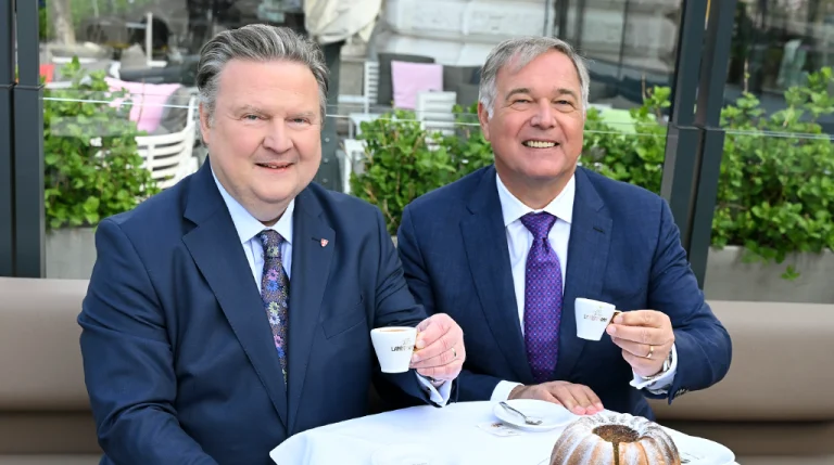 Das Bild zeigt Michael Ludwig und Walter Ruck bei einem Cafe.