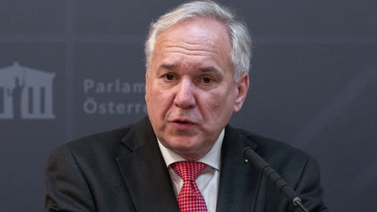 Das Bild zeigt einen besorgten Walter Rosenkranz.