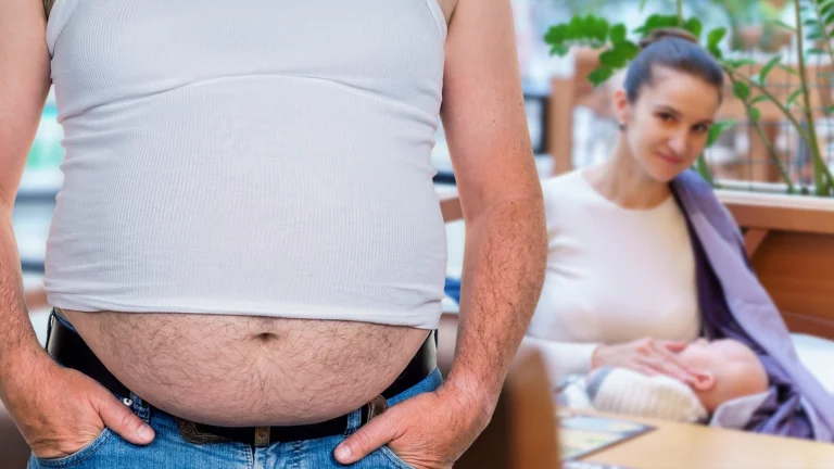 Das Bild zeigt einen Mann mit heraushängendem Bierbauch und eine stillende Frau im Hintergrund.