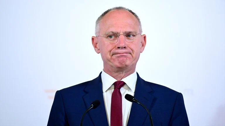 Das Bild zeigt Innenminister Karner mit verzwicktem Gesicht.