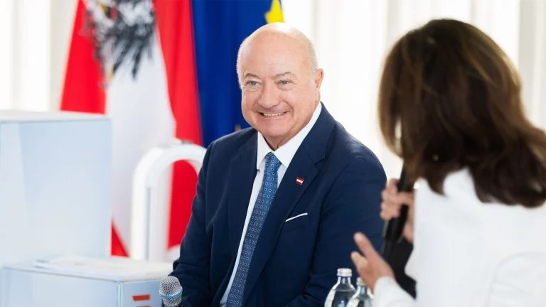 Christian Stocker lacht
