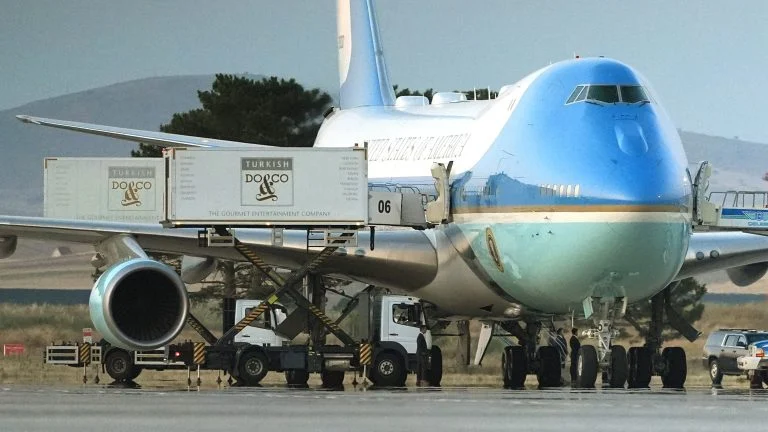 DO&CO Container neben der Air Force One in Ankara