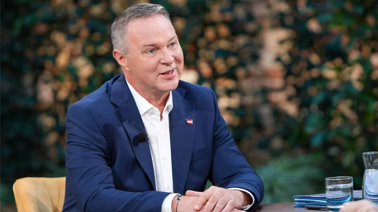 Das Bild zeigt Babler beim ORF Sommergespräch.