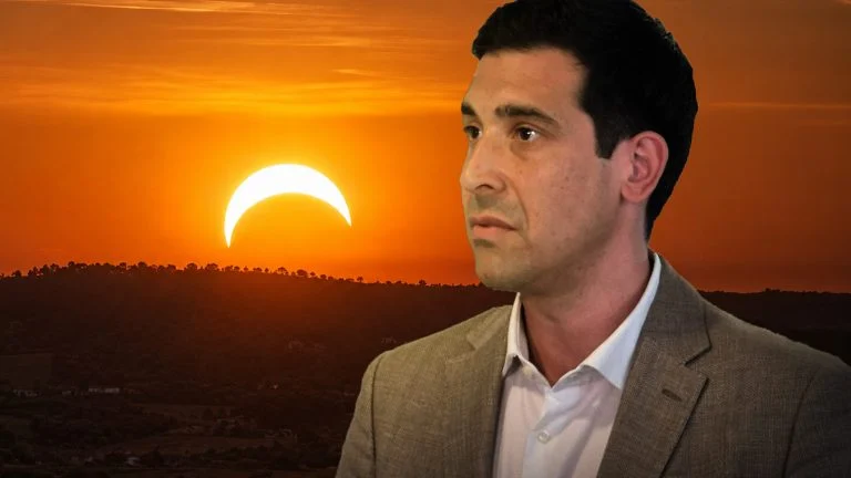 Sebastian Bohrn-Mena neben der partiellen Sonnenfinsternis