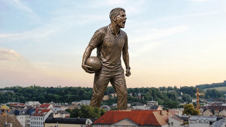 Das Bild zeigt eine dreißig Meter hohe Bronzestatue, die über Linz thront.