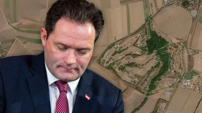 Totschnig, daneben vertrockneter Golfplatz