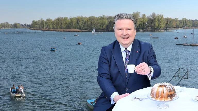 Michael Ludwig mit Kaffeetasse lachend vor der Alten Donau
