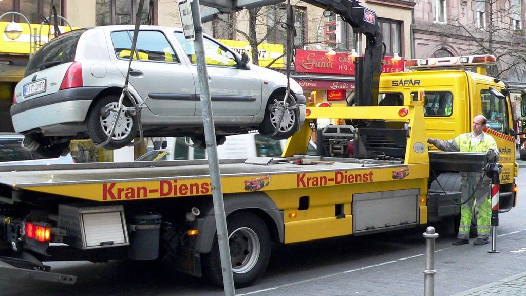 Abschleppdienst schleppt Auto ab