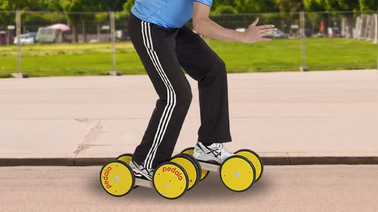 Das Bild zeigt eine Person auf einem Pedalo.