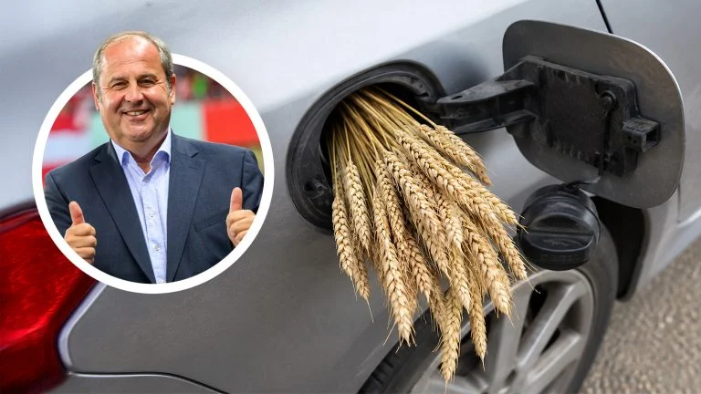 Das Bild zeigt Josef Pröll. Daneben ein Autotank, aus dem Getreide ragt.