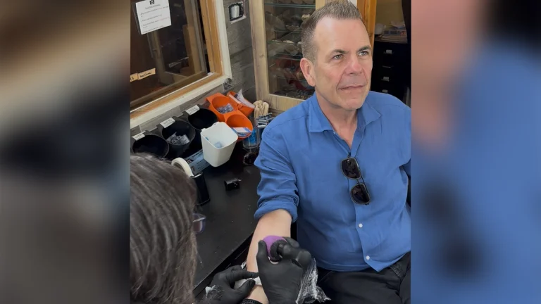 Das Bild zeigt FPÖ-Politiker Harald Vilimsky bei einem Tattoo-Termin.