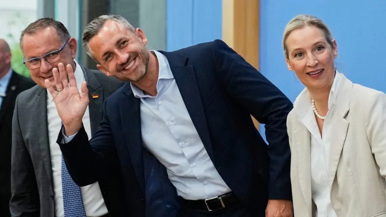 Das Bild zeigt die AFD-Politiker Alice Weidel, Ullrich Siegmund und Tino Chrupalla.