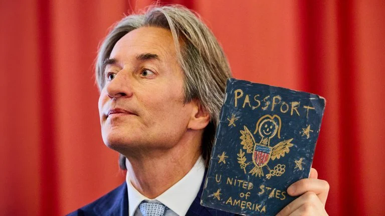 Grasser hält offensichtlich gefälschten US-Reisepass