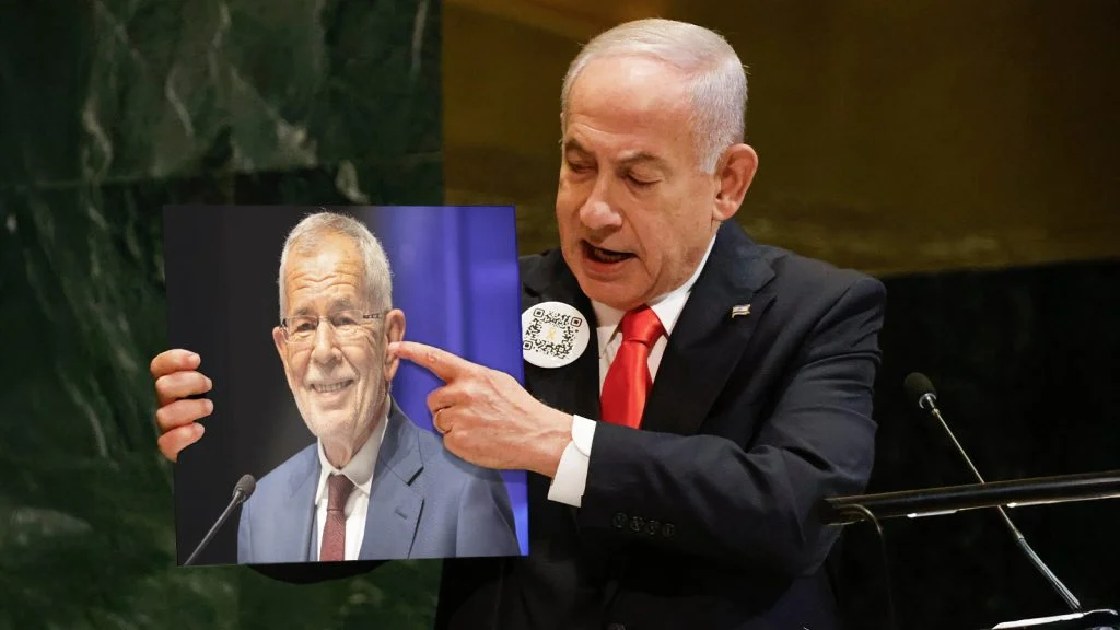 Das Bild zeigt Netanjahu bei einer Rede vor der UN. Er hält ein Bild von Van der Bellen in der Hand und zeigt darauf.