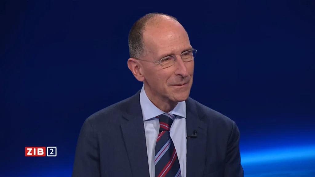 Das Bild zeigt Peter Filzmaier im ZIB-Studio.