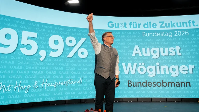 Das Bild zeigt einen feiernden August Wöginger auf einer Bühne. Hinter ihm werden auf einem riesigen Bildschirm 95,9% angezeigt.