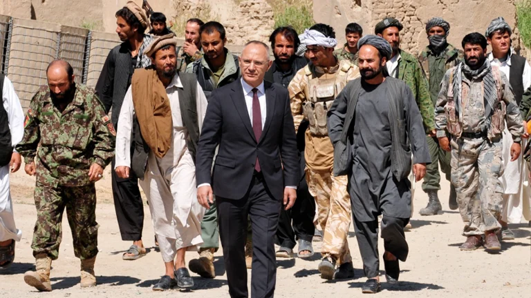 Das Bild zeigt Taliban Verteter mit Karner.