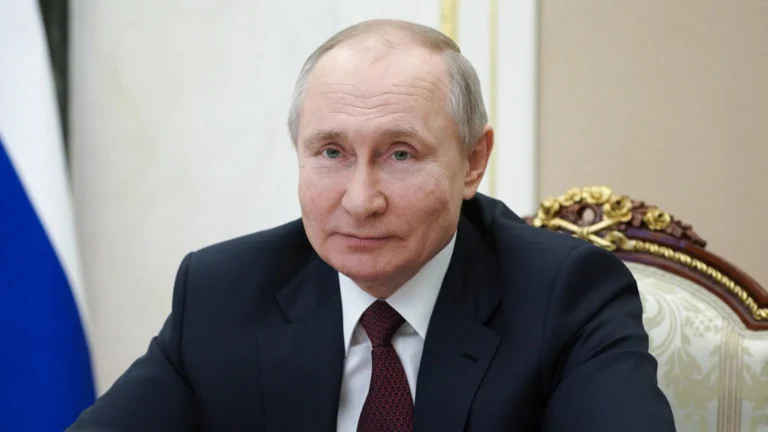 Das Bild zeigt Wladimir Putin mit einem verhaltenen Lächeln.