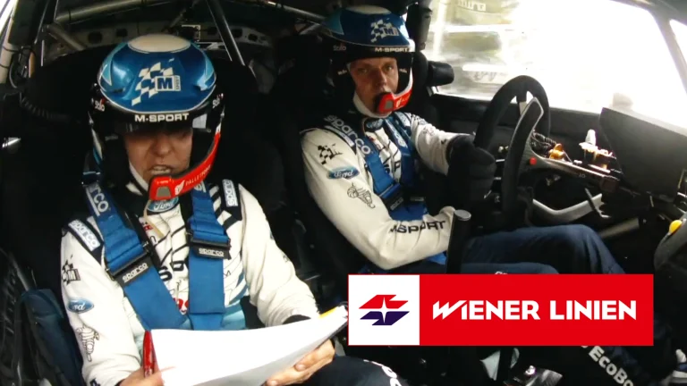 Das Bild zeigt das Cockpit eines Rallye Autos.