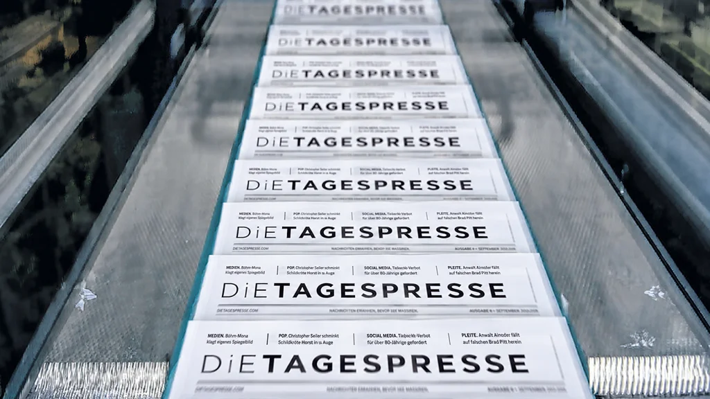 Das Bild zeigt das Fließband einer Druckerpresse mit den neuen Tagespresse Ausgaben.