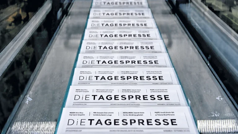 Das Bild zeigt das Fließband einer Druckerpresse mit den neuen Tagespresse Ausgaben.