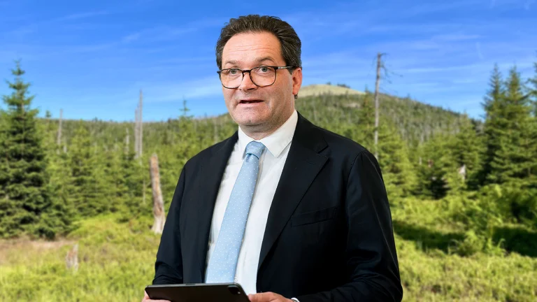 Das Bild zeigt Umweltminister Norbert Totschnig in einem Wald.