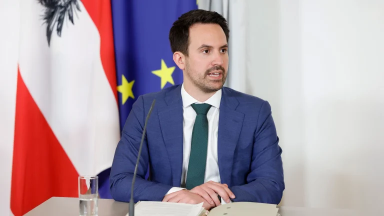 Das Bild zeigt Christoph Wiederkehr bei einer Pressekonferenz.