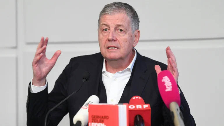 Das Bild zeigt Gerhard Zeiler mit verwirrtem Blick bei einer Pressekonferenz.