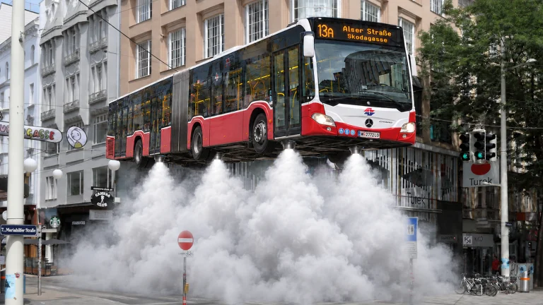 Das Bild zeigt einen 13A, der durch die Neubaugasse fliegt.