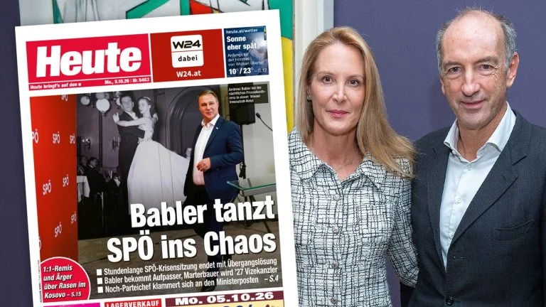 Das Bild zeigt Eva und Christoph Dichand neben der heutigen Ausgabe der Heute.