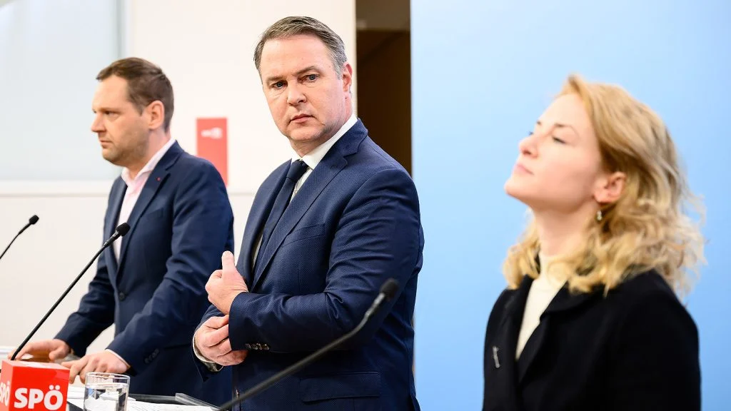 Das Bild zeigt Klubobmann Kucher, Babler und Ministerin Holzleitner.