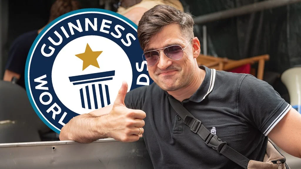 Das Bild zeigt Sellner mit dem Guiness World Records Logo.