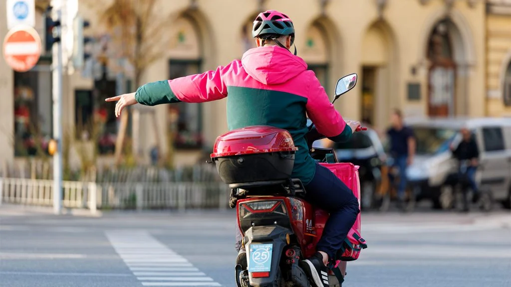 Das Bild zeigt einen Foodora-Fahrer in Wien.
