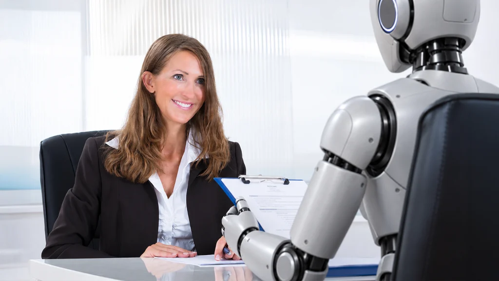 Das Bild zeigt eine Frau in einem Vorstellungsgespräch mit einem humanoiden Roboter.