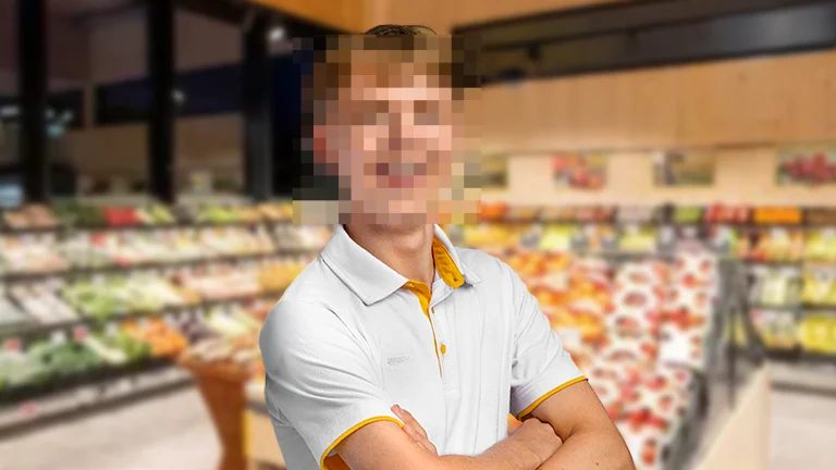 Das Bild zeigt einen verpixelten Billa-Mitarbeiter in der Obstabteilung.