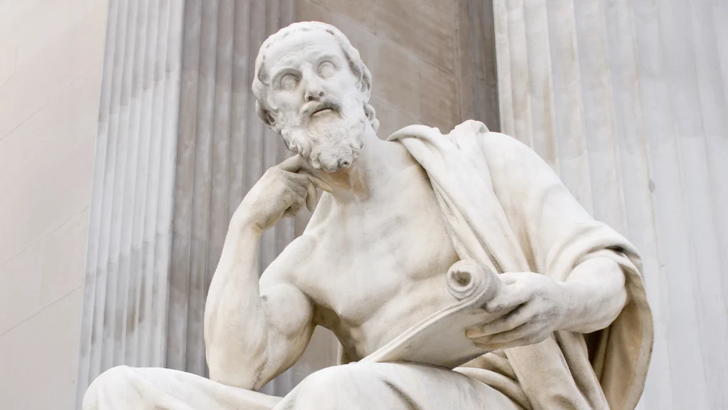 Das Bild zeigt eine nachdenkliche Marmorstatue von einem alten Mann.