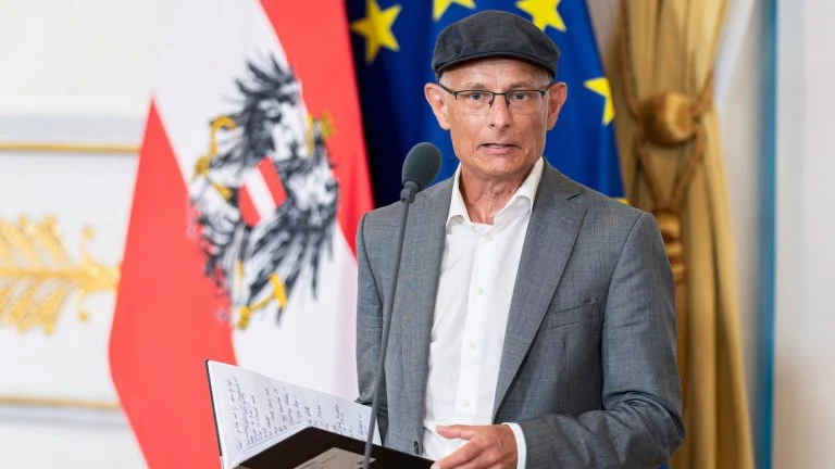 Das Bild zeigt Marterbauer bei einer Pressekonferenz.