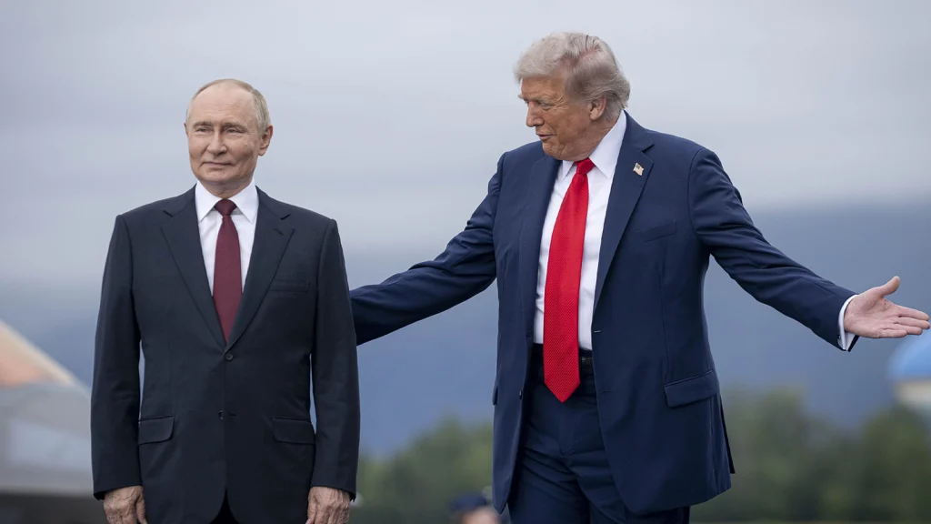 Das Bild zeigt Trump, wie er Putin präsentiert.