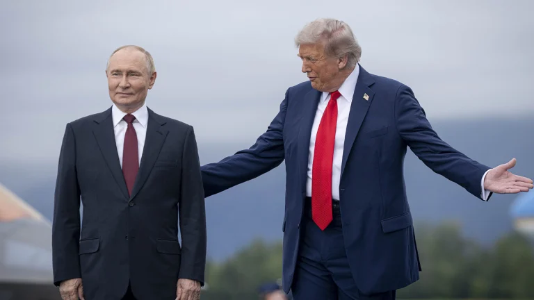Das Bild zeigt Trump, wie er Putin präsentiert.