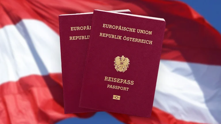 Das Bild zeigt einen österreichischen Pass. Im Hintergrund weht eine österreichische Fahne.
