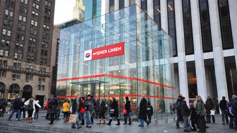 Das Bild zeigt einen Wiener Linien Store auf der Fifth Avenue.